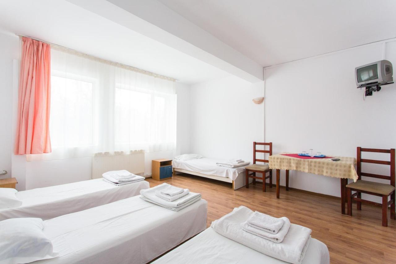 Hostel Horia Plopeni Exteriör bild