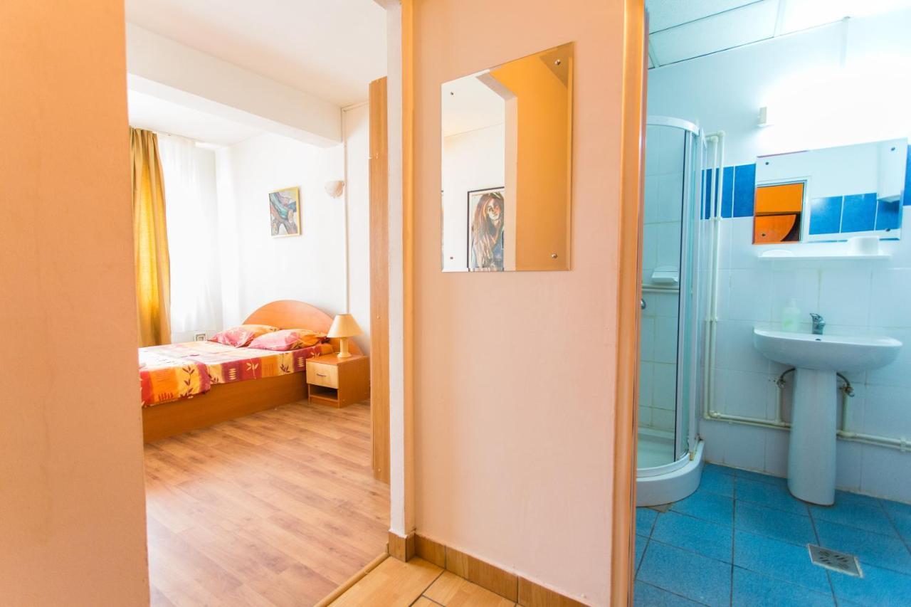 Hostel Horia Plopeni Exteriör bild