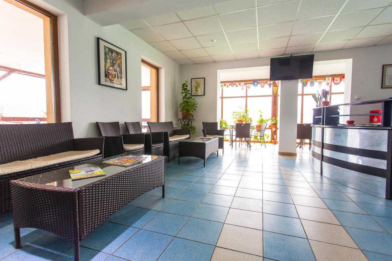 Hostel Horia Plopeni Exteriör bild
