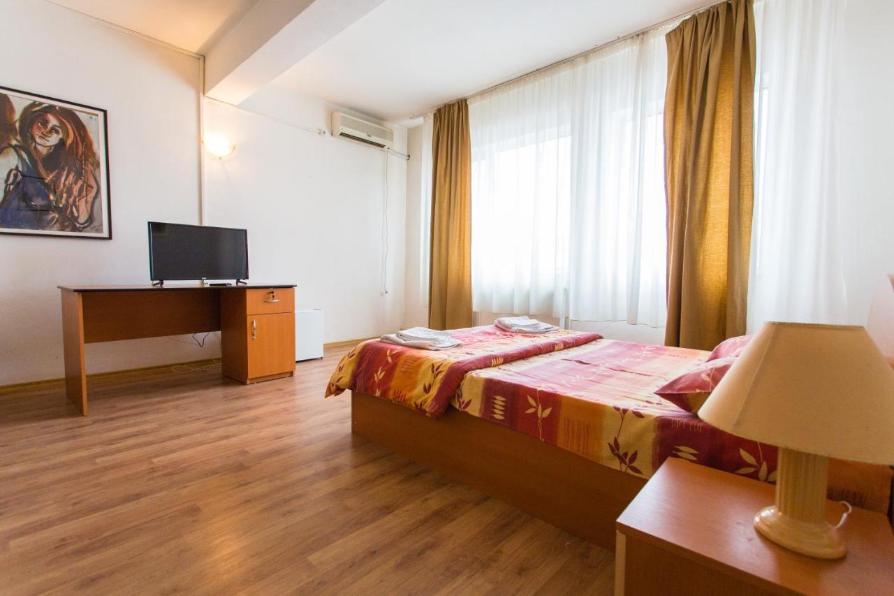 Hostel Horia Plopeni Exteriör bild