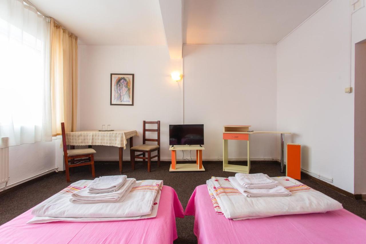 Hostel Horia Plopeni Exteriör bild