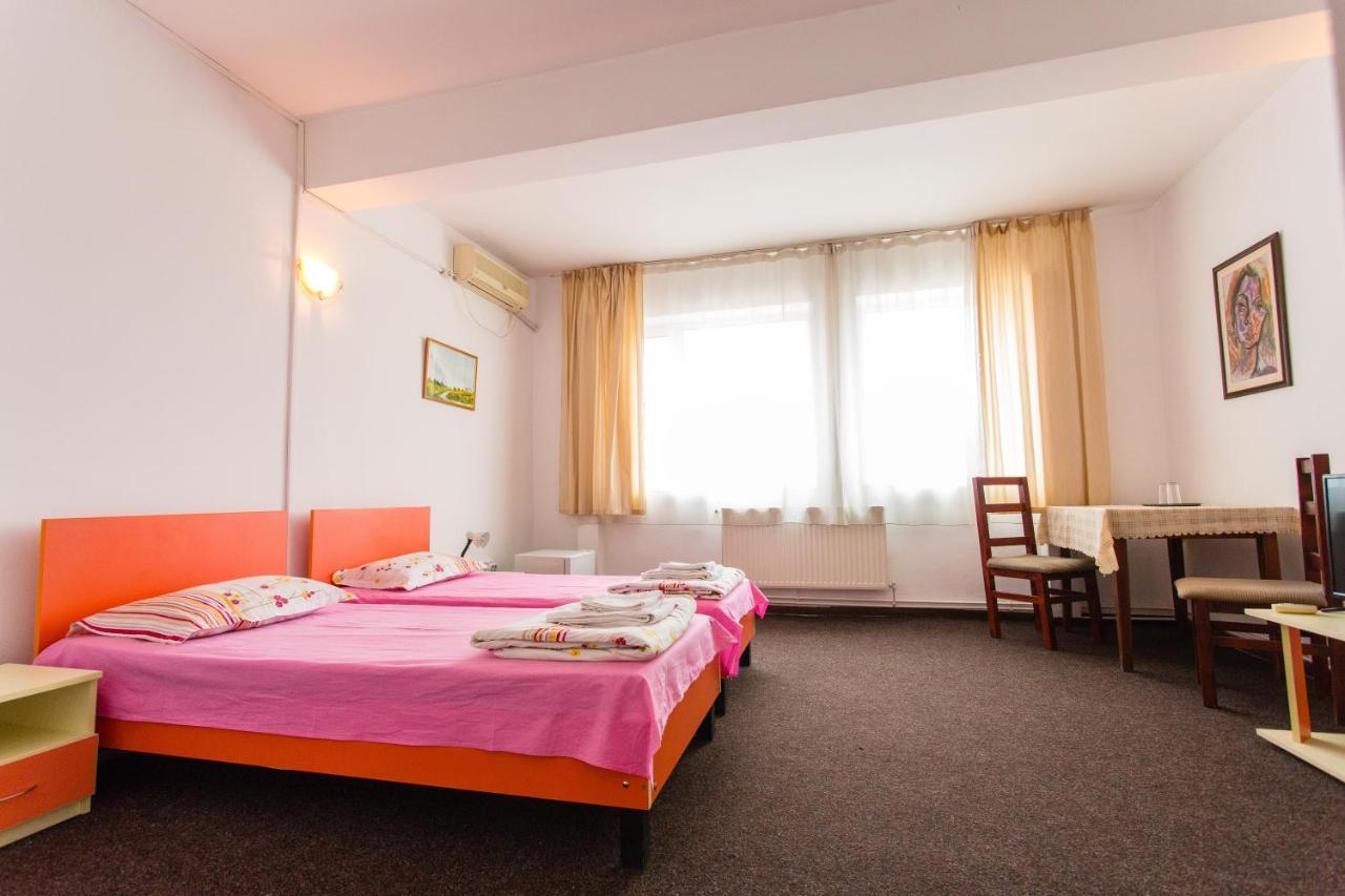 Hostel Horia Plopeni Exteriör bild