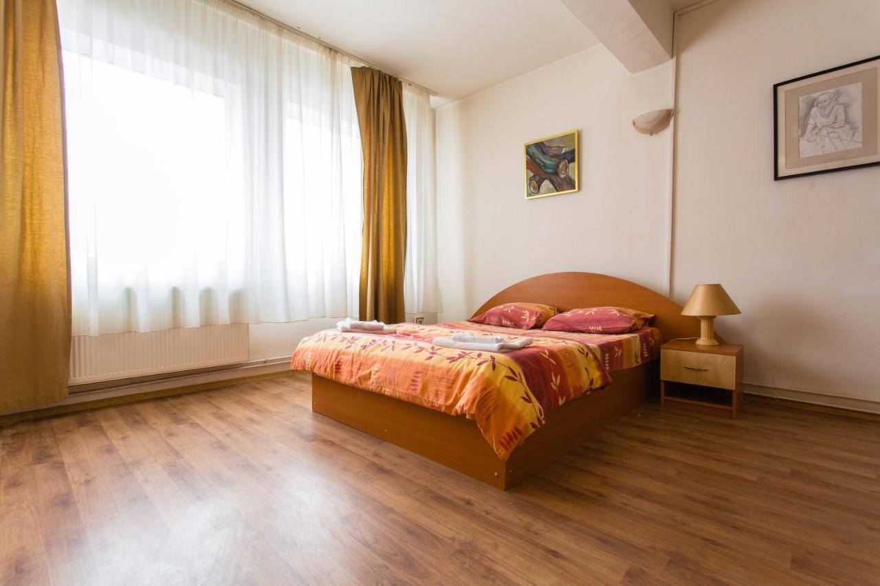 Hostel Horia Plopeni Exteriör bild