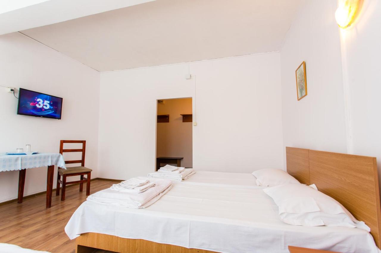 Hostel Horia Plopeni Exteriör bild