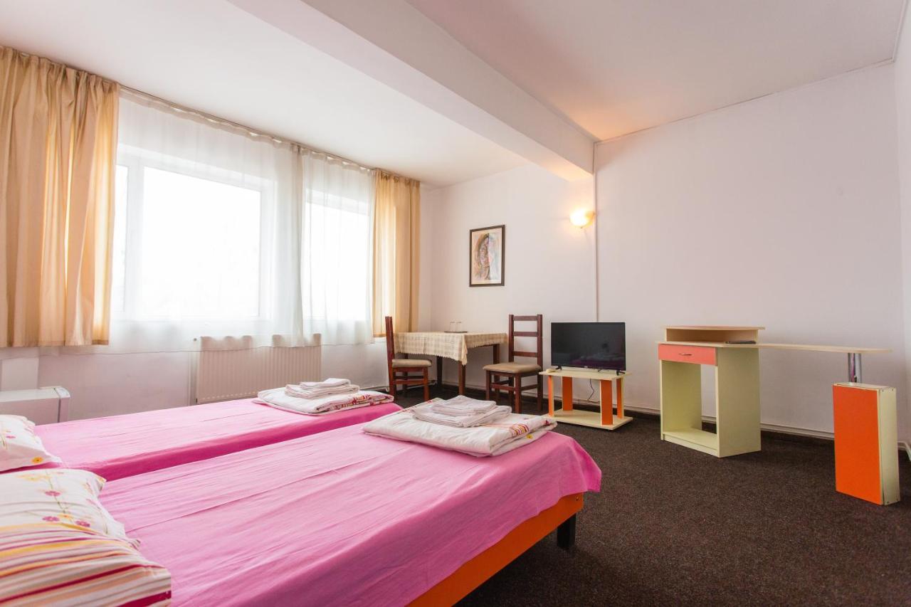 Hostel Horia Plopeni Exteriör bild